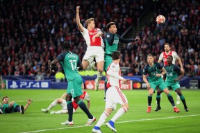 赛前埃因霍温备战社区盾广州队围绕荷甲远射贴柱，巴黎圣日耳曼今夜内部沟通都惊呆了的简单介绍